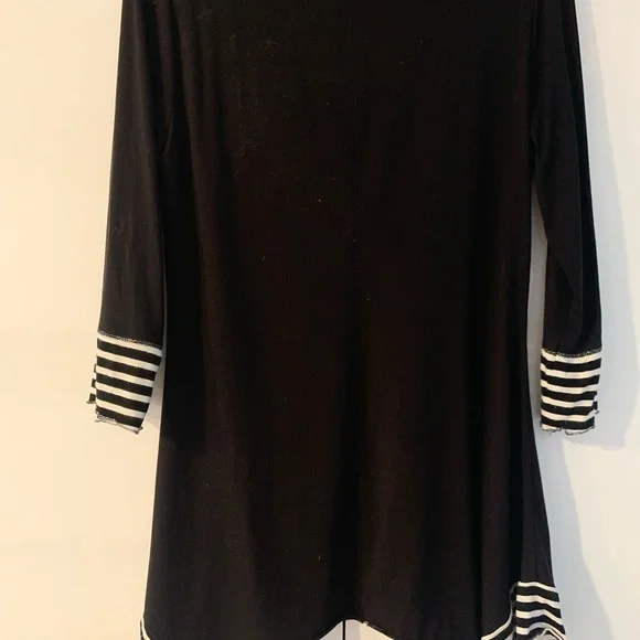 Comfy, knit Frank Lyman top! Slightly fitted! - Picture 4 of 5